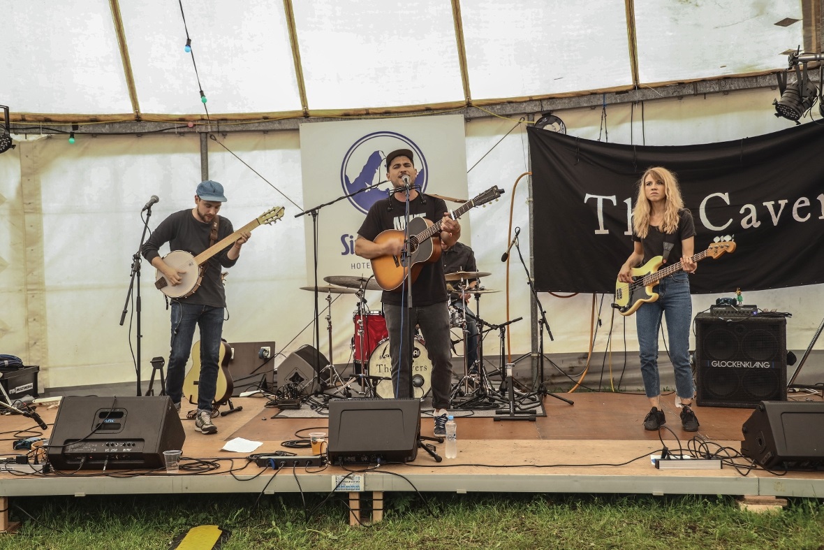 Dia Cavers im Zelt am Mittsommer Festival 2019