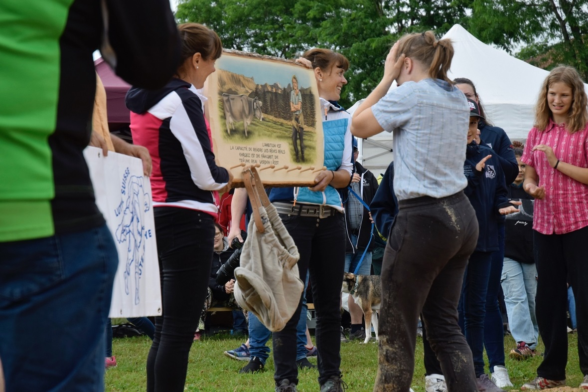 Diana Fankhauser bekommt ein Abschiedsgeschenk.