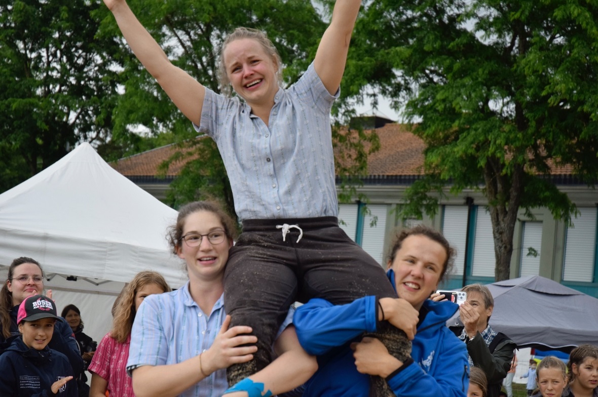 Abschied von Schwingerkönigin Diana Fankhauser Diana Fankhauser verabschiedete sich vor ihrem Heimpublikum vom aktiven Schwingsport und wurde von ihren Team-Kameradinnen Melissa Klossner und Festsiegerin Jasmin Gäumann ein letztes Mal geschultert.