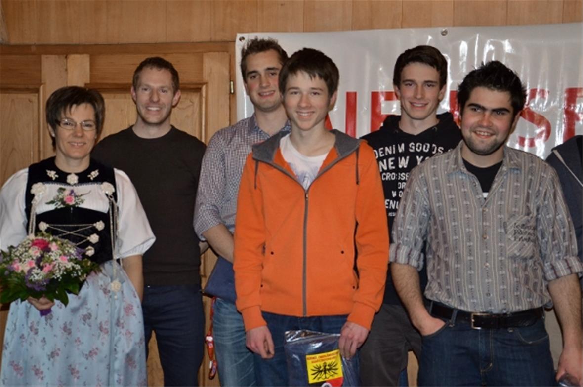 Die 1. Jungschützengruppe Erlenbach-Latterbach mit ihrem Leiter Bruno Wyssmüller (l.) schwang am kantonalen Gruppenmeisterschafts-Final in Köniz überlegen obenaus.