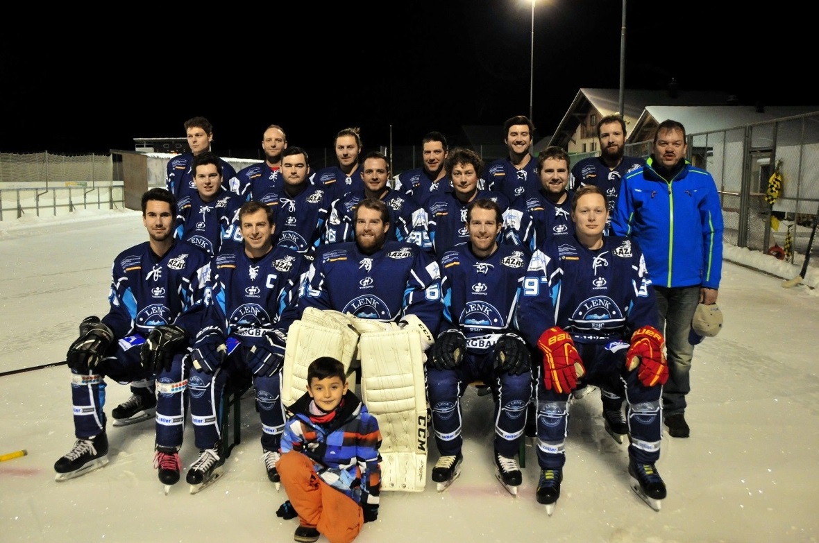 Die 1. Mannschaft (inklusive Maskottchen) steht kurz vor dem Gruppensieg.