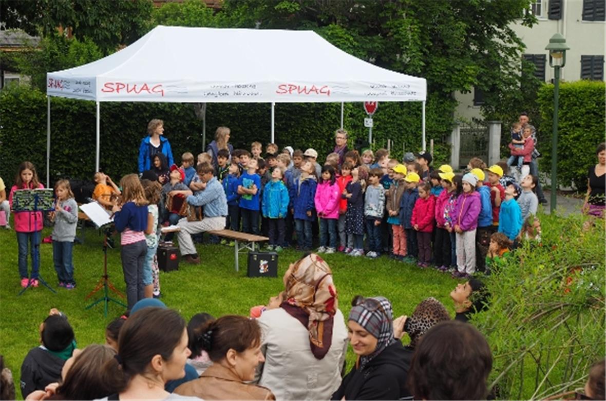 Die 1. bis 3. Klasse wartet auf ihren Auftritt.