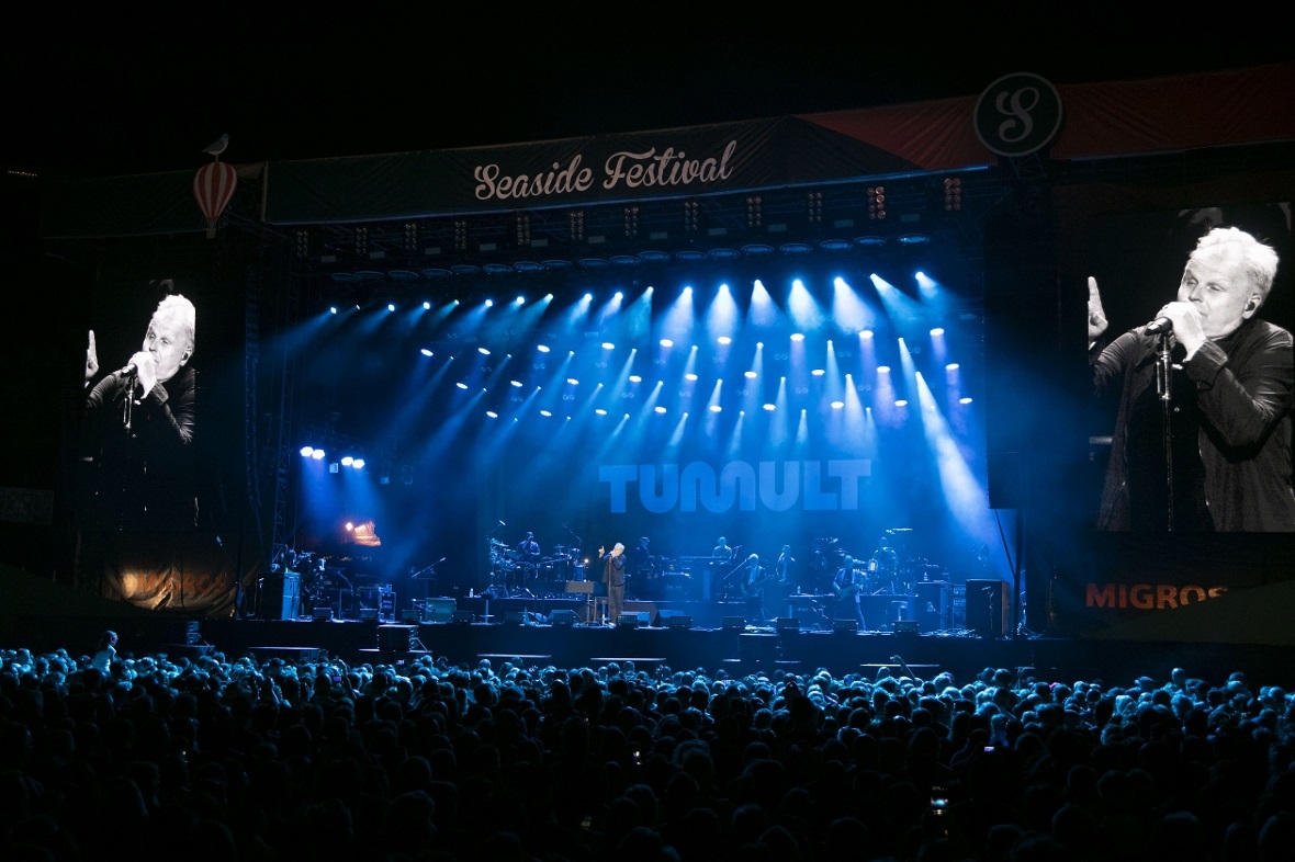 Die 10 000 Besucher sangen am Samstagabend die Lieder von Herbert Grönemeyer mit...