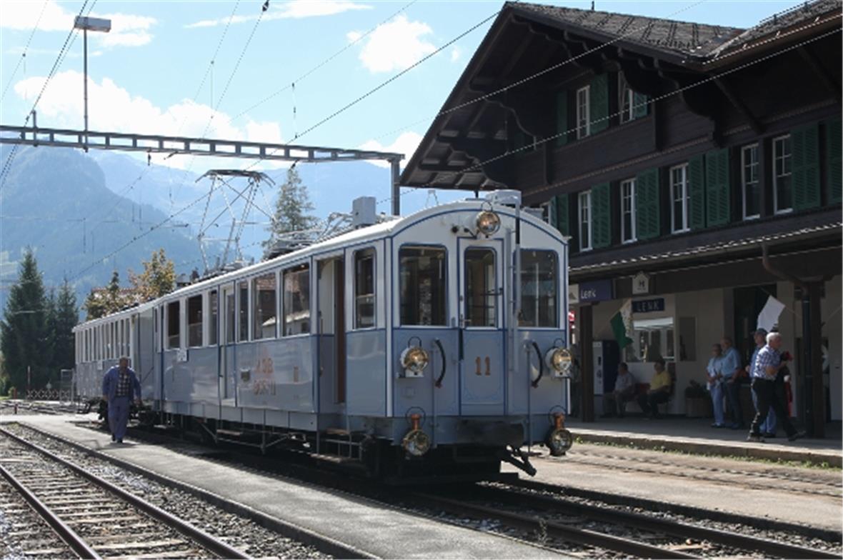Die 107- jährige Elektro Lok Nr. 11 auf dem Bahnhof Lenk