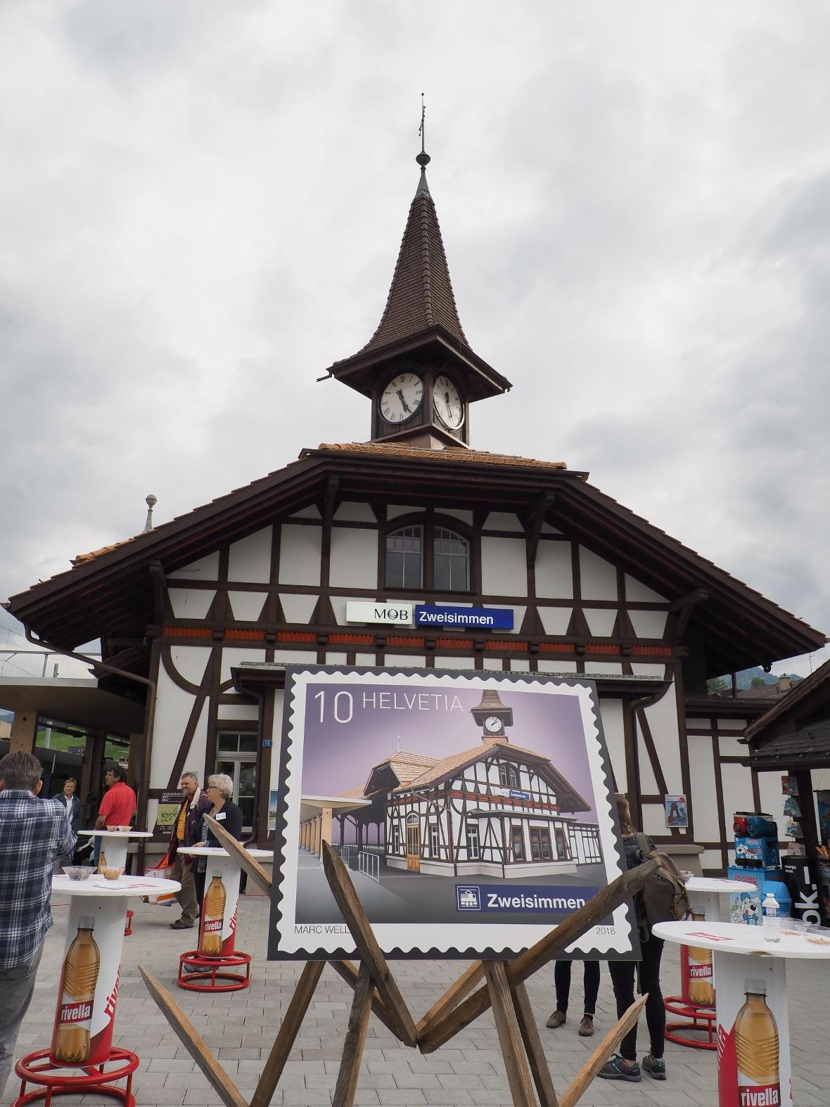 Die 10er-Briefmarke des Bahnhofs Zweisimmen auf dem Originalplatz