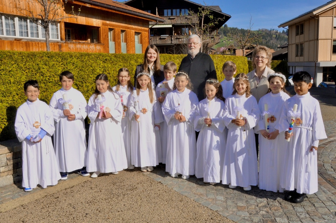 Die 12 Erstkommunikanten mit ihren Katechetinnen und Pfarrer Klaus Metsch.