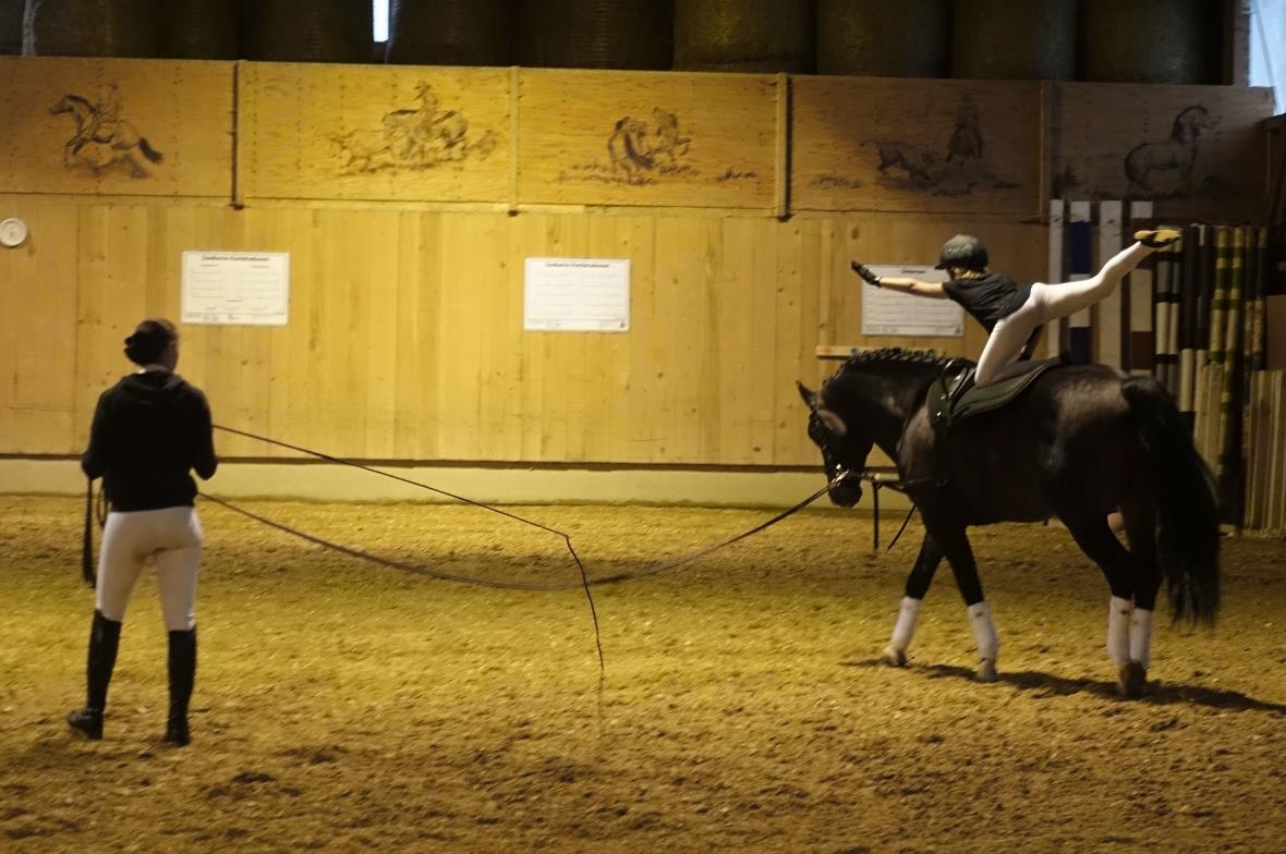 Die 12-jährige Lia Schmid zeigte, geführt von Sonja Schwarz, auf dem elfjährigen...