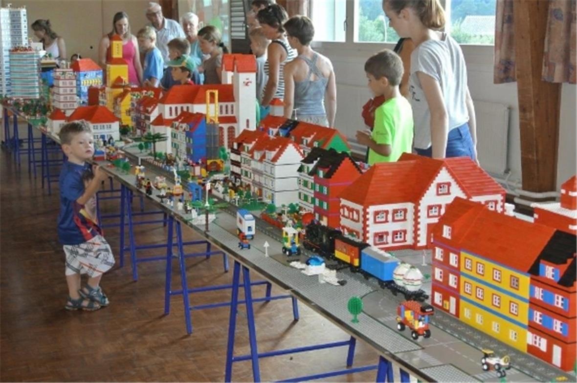 Die 15 Meter lange aufgebaute «Legostadt» brachte alle zum Staunen.