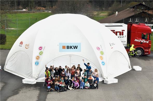 Die 3.–6. Klasse vor dem MINT-Zelt.