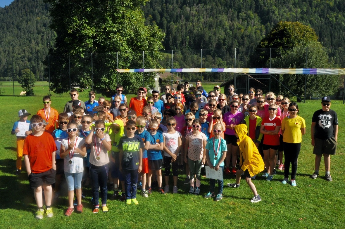 Die 3.–9. Klasse präsentiert sich mit den neuen Sonnenbrillen.