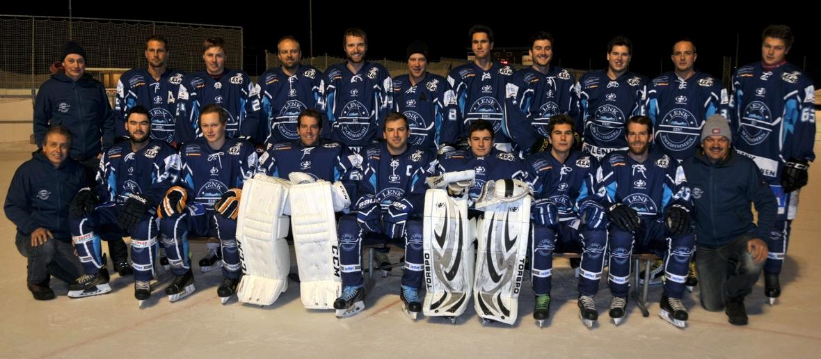 Die 3. Liga des EHC Lenk-Zweisimmen Saison 2016/17: (Hinten v.l.n.r.) Eric Wälti, Daniel Ziörjen, Michael von Känel, Lorenz Thüring, Remo Schletti, Sandro Walker, Nils Rindlisbacher, Christoph Perren, Silvio Zeller, Martin Rufener, Noah Wälti. (Vorne v.l.n.r.) Paul Wälti (Assistents-Coach), Kevin Perren, Joël Wälti, Dominic Salzmann, Mathias Boschung, Rafael de Moura Cunha, Björn Rindlisbacher, Patric Salzmann, Hansjörg Zeller (Coach).