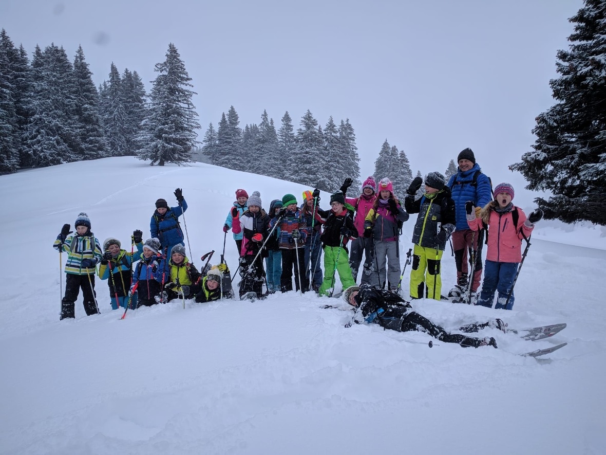 Die 3. und 4. Klasse unterwegs auf der Schneeschuhtour.