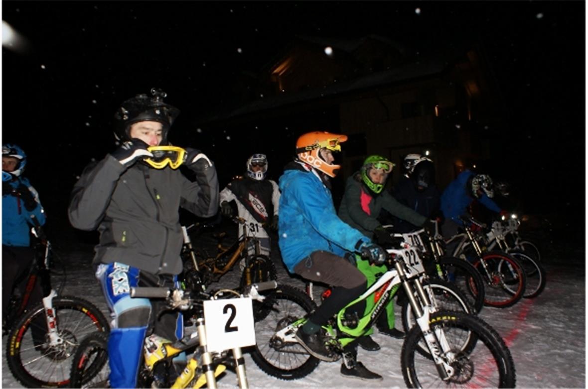 Die 30 Mountainbike-Downhiller warten auf das Startkommando vor der Hamilton-Lodge.