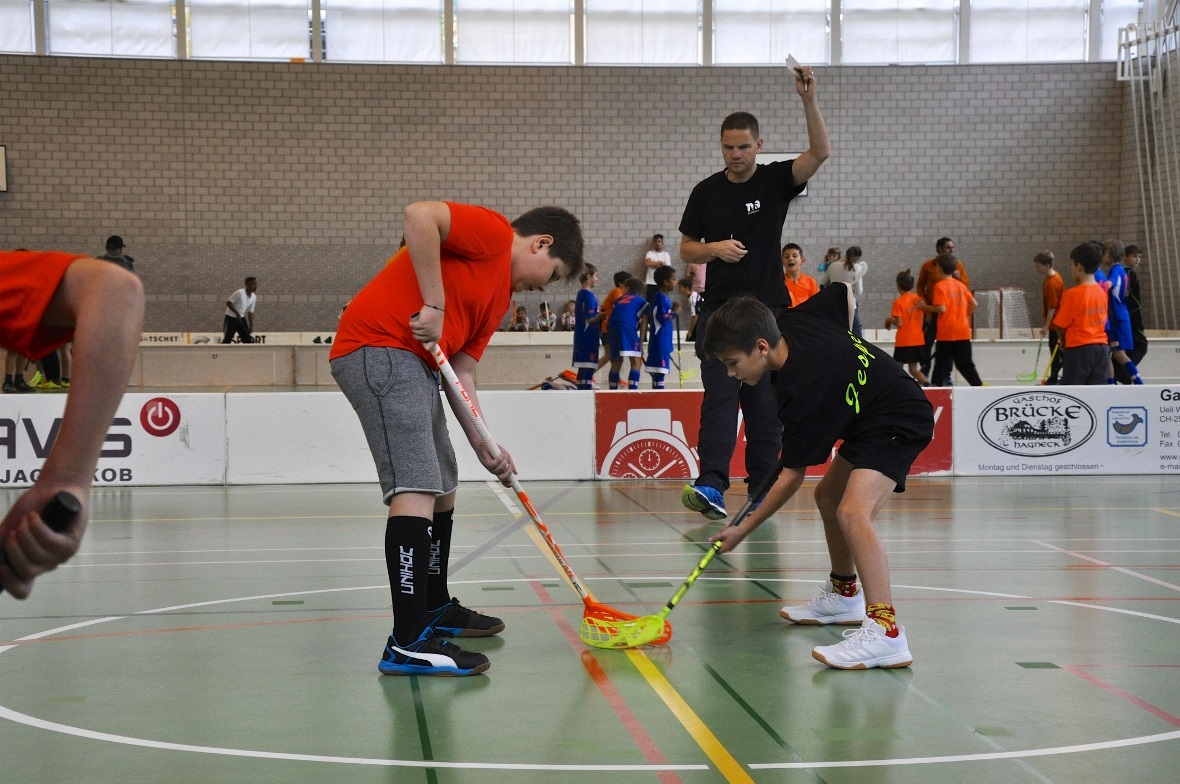 Die 5./6. Klässler beim Anpfiff-Bully.