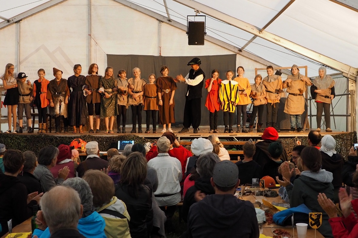 Die 5./6. Klasse B der Schule Lenk führte ihr Theaterstück «Jaromir bei den Ritt...