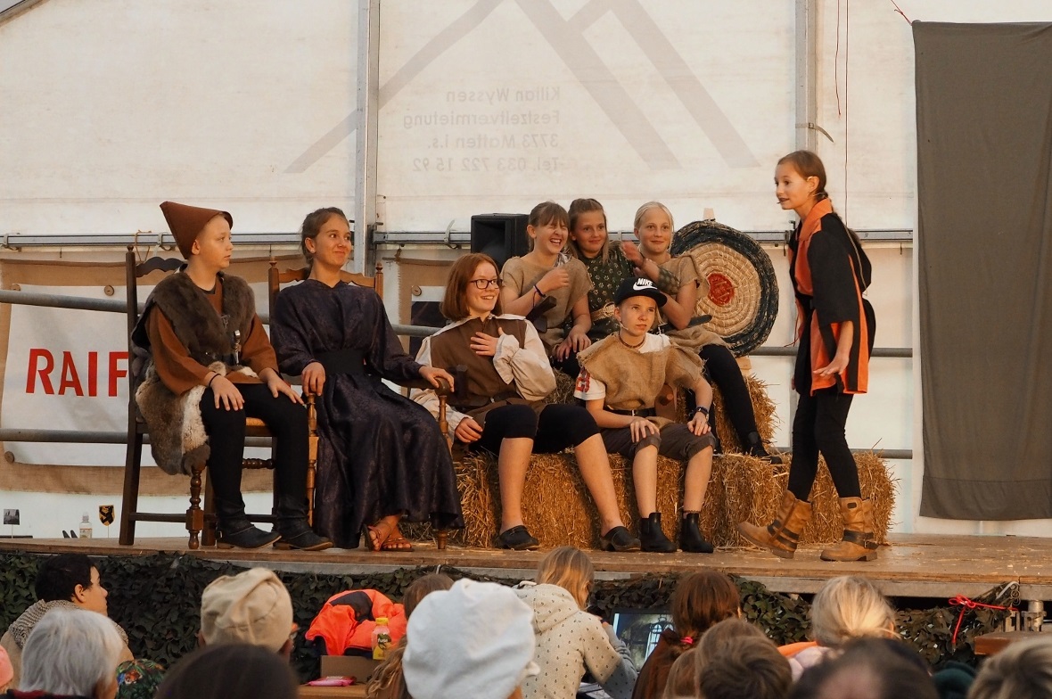 Die 5./6. Klasse B der Schule Lenk führte ihr Theaterstück «Jaromir bei den Ritt...