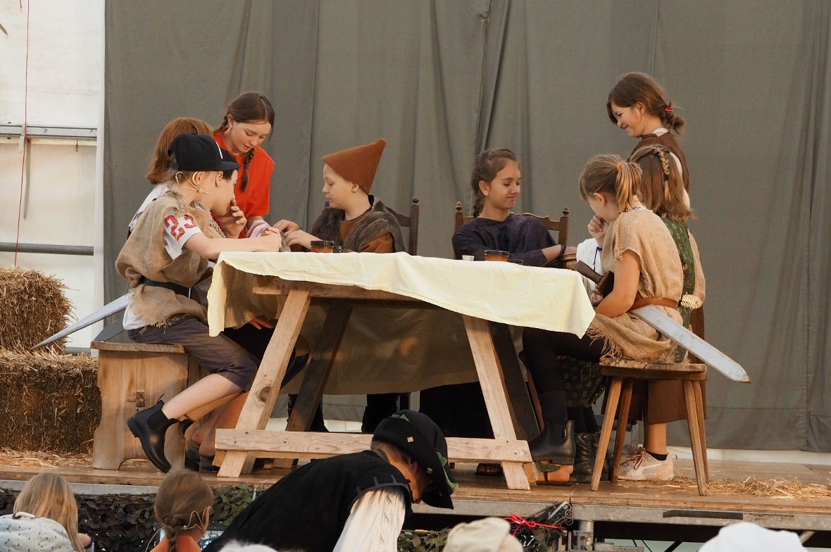 Die 5./6. Klasse B der Schule Lenk führte ihr Theaterstück «Jaromir bei den Ritt...