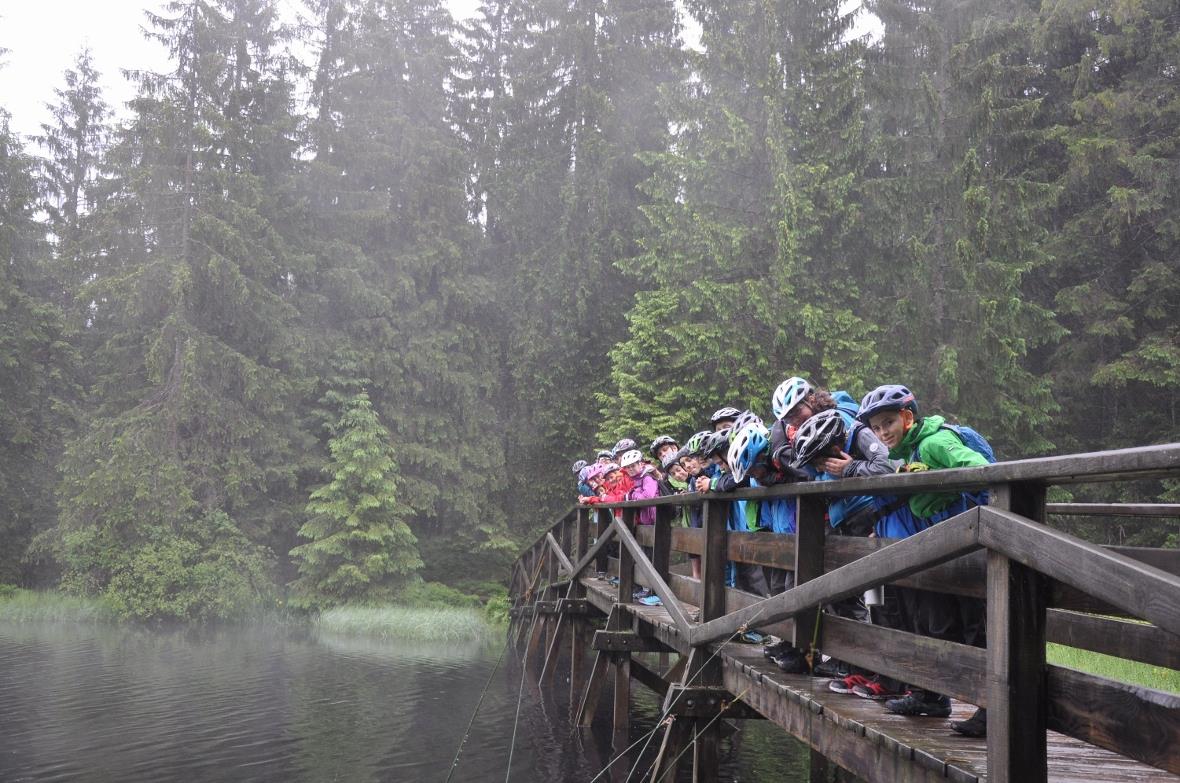 Die 5./6. Klasse aus Boltigen am Etang de la Gruère.