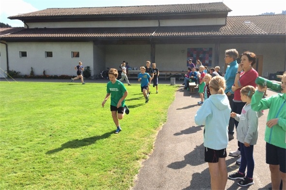 Die 6.-Klässler werden beim Dauerlauf von vielen Zuschauern angefeuert.
