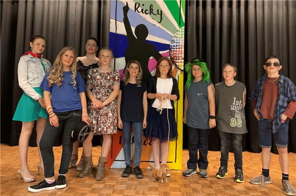 Die 6.-Klässlerinnen und -Klässler, welche mit einem weinenden und einem lachenden Auge nach Zweisimmen entlassen werden.