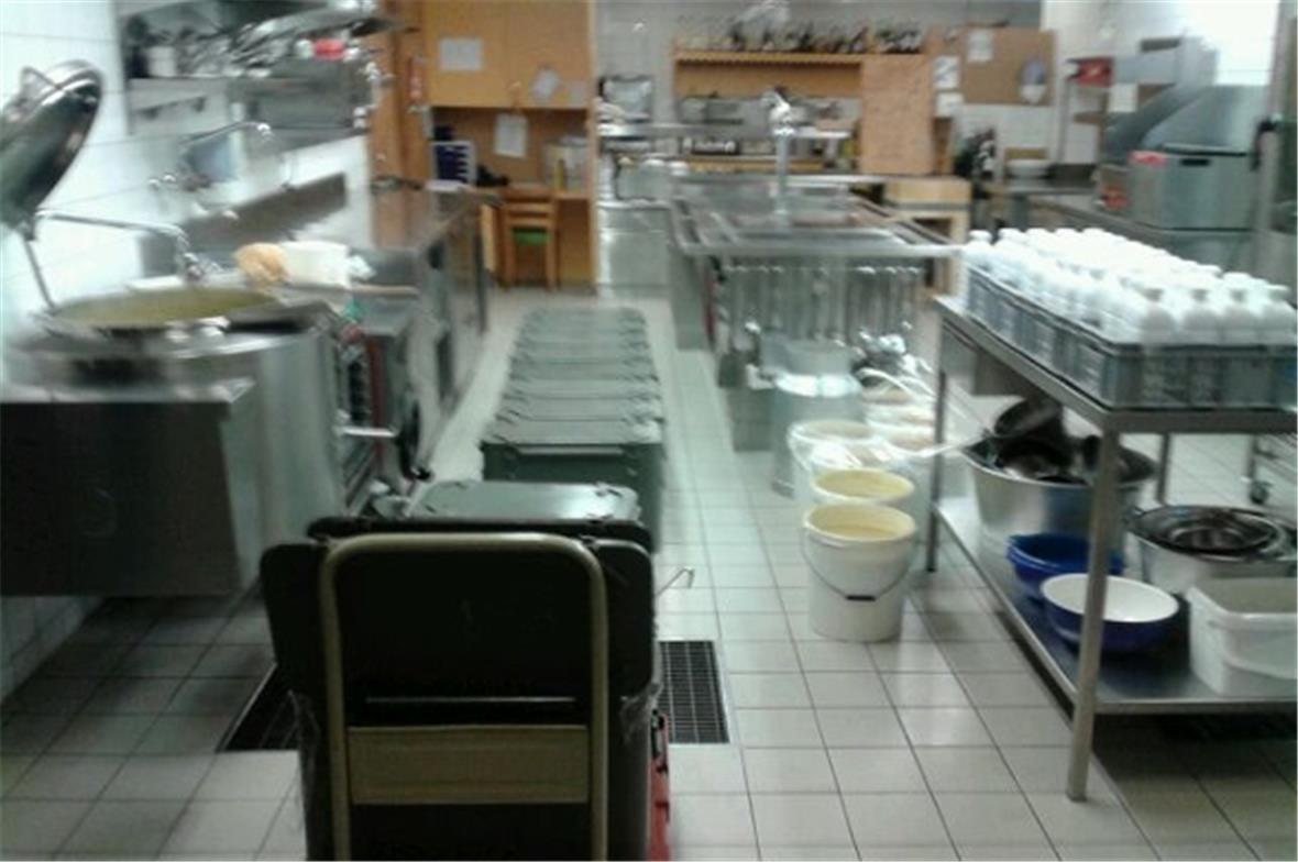 Die 650 Liter finden in der Kronenküche kaum Platz. Alle Kochkisten, der Kipper sowie die Literflaschen sind voll.