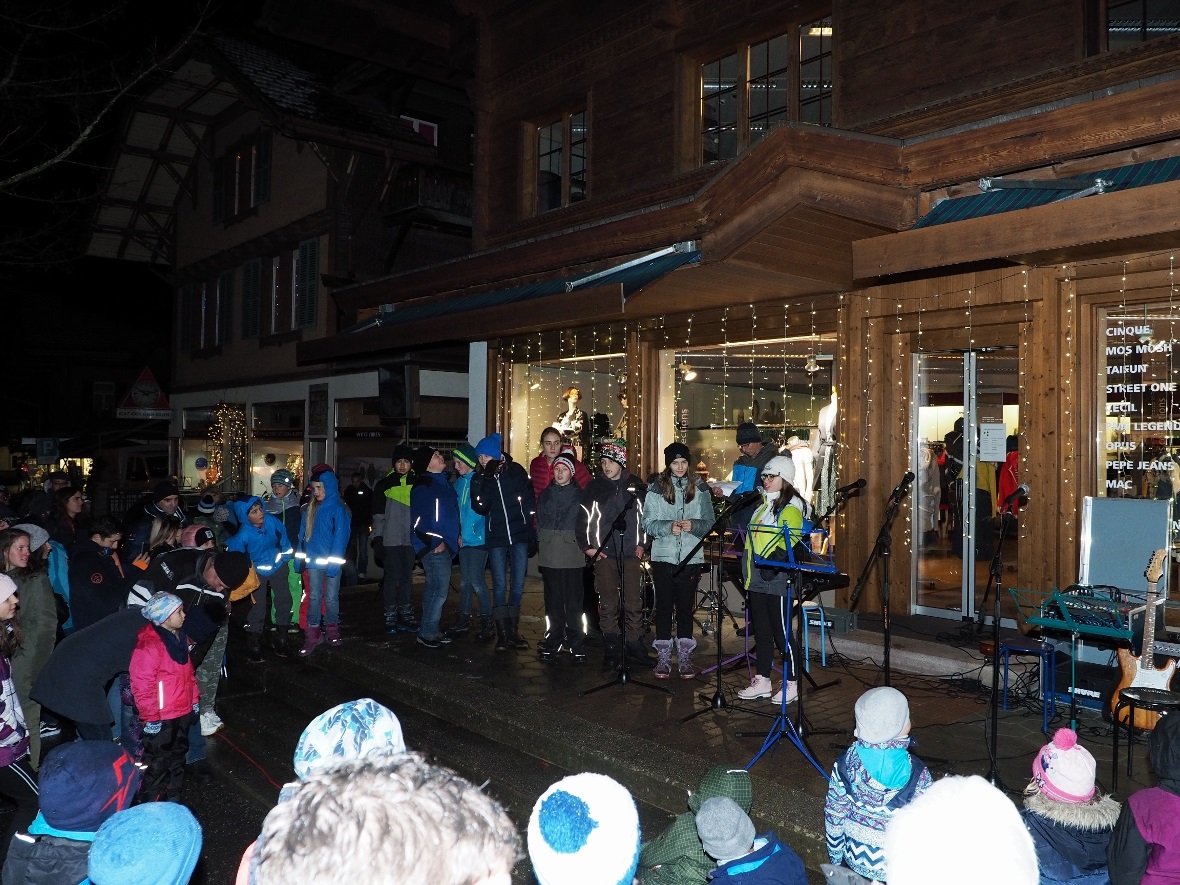 Die 7. Realklasse hat weihnachtliche Gedichte vorgetragen.