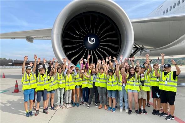 Die 7./8. Klasse Sek am Flughafen in Zürich.