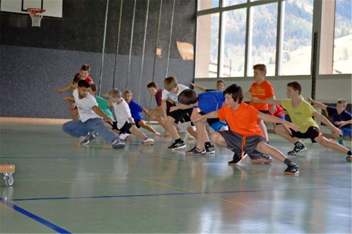 Die 8. Klässler beim Einstudieren der coolen Breakdance-Moves.