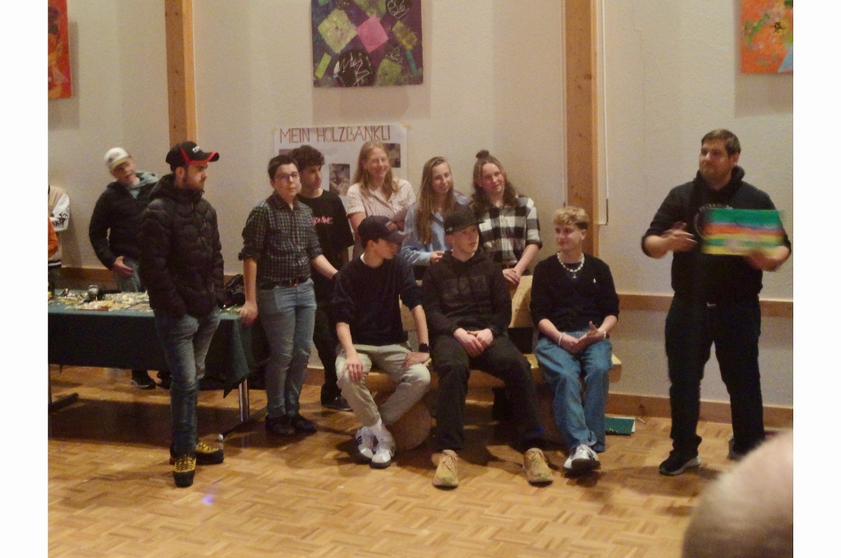 Die 9. Klässler:innen bei der Ehrung ihrer Arbeiten.