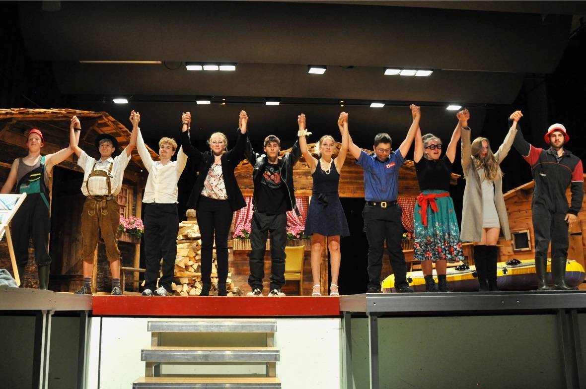 Die 9. Klasse aus Boltigen am Ende des Theaters.