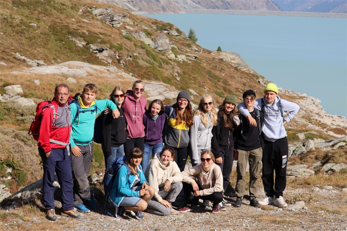 Die 9. Klasse bei der Wanderung um den Mattmark-Stausee.