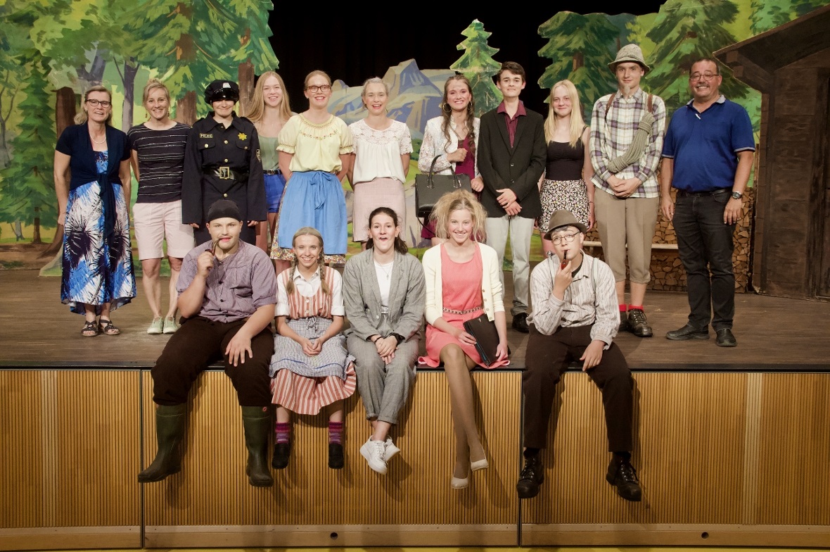 Die 9. Klasse der Volksschule Lenk nach der Theateraufführung (von oben links nach unten rechts: Marianne Siegfried (Schminken), Antonia Gerber, Svenja Zimmermann, Cristina Rösti, Lea Ginggen, Kim Rieder, Elena Schumann, Patrick Imdorf, Jana Wehren, Matti Janssen, René Müller, Loris Bowee, Nadine Tritten, Nelli Beetschen, Gianna Grossenbacher und Nico Buchs.