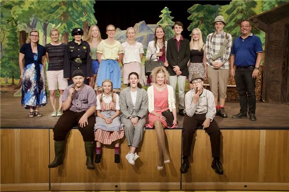 Die 9. Klasse der Volksschule Lenk nach der Theateraufführung (von oben links nach unten rechts: Marianne Siegfried (Schminken), Antonia Gerber, Svenja Zimmermann, Cristina Rösti, Lea Ginggen, Kim Rieder, Elena Schumann, Patrick Imdorf, Jana Wehren, Matti Janssen, René Müller, Loris Bowee, Nadine Tritten, Nelli Beetschen, Gianna Grossenbacher und Nico Buchs.