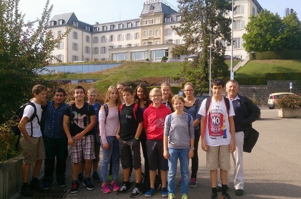 Die 9. Klasse vor dem Hauptsitz des IKRK in Genf