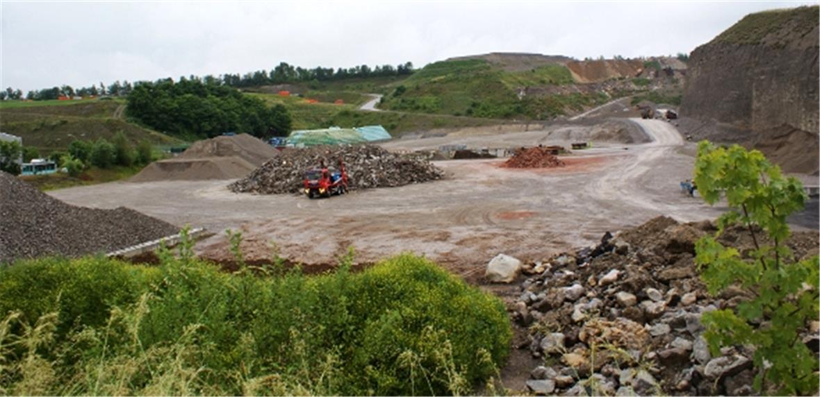 Die AVAG-Deponie «Türliacher» in Uttigen (im Hintergrund) ist vollständig rekultiviert, bedarf aber der jahrelangen Nachsorge.