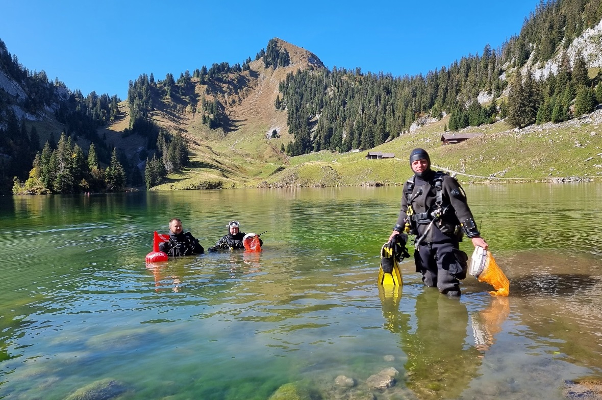 Seeputzete im Bergidyll am Stockhorn Die Abfalltaucher Markus aus Luzern, Thomas aus Winterthur und Raphi aus Sursee machten sich für den zweiten Tauchgang im Hinterstockensee bereit.