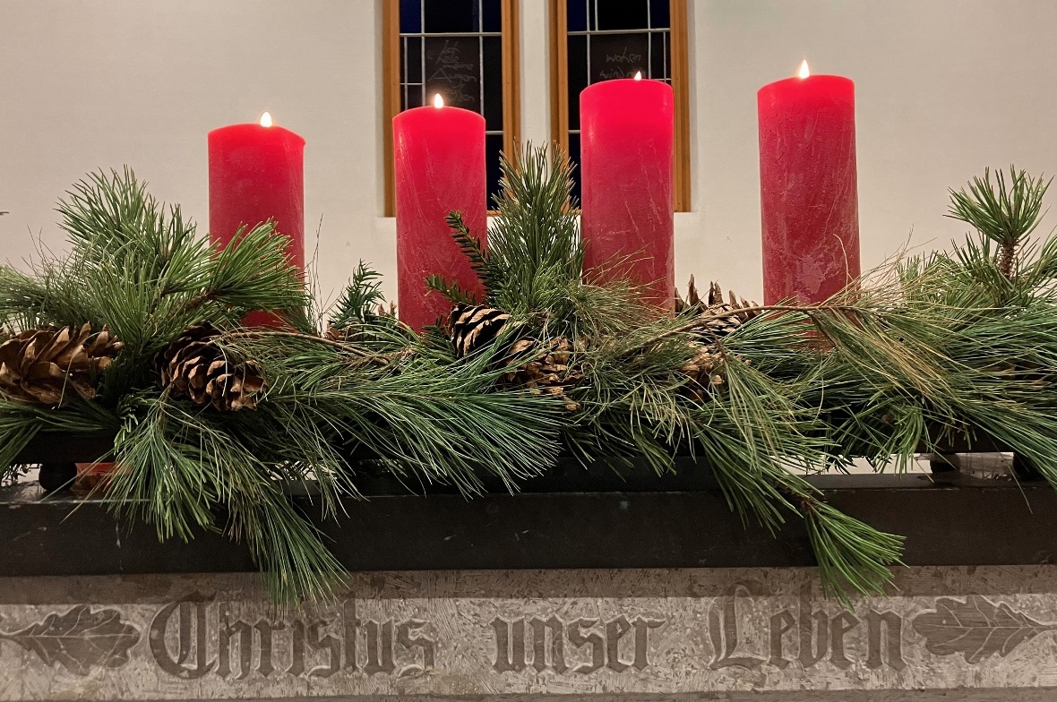 Die Adventskerzen in der Reformierten Kirche Lenk am 4. Advent.