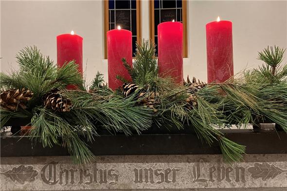 Die Adventskerzen in der Reformierten Kirche Lenk am 4. Advent.