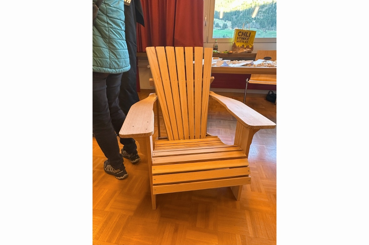 Die Ähnlichkeit zum Adirondack Chair - ein Gartenstuhl, der in Amerika als Symbo...