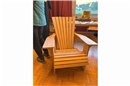 Die Ähnlichkeit zum Adirondack Chair - ein Gartenstuhl, der in Amerika als Symbo...