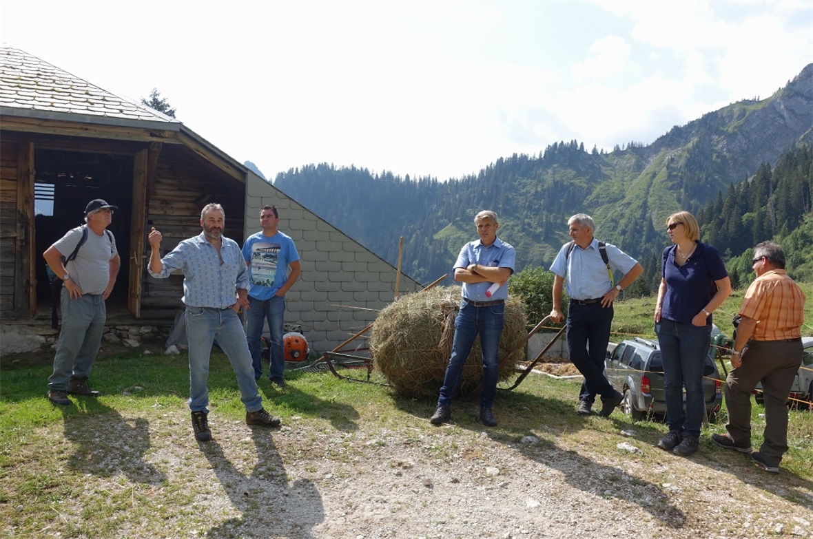Die Älplerfamilie Hansruedi, Christine Gertsch mit Neffe und ZiVi Julian.