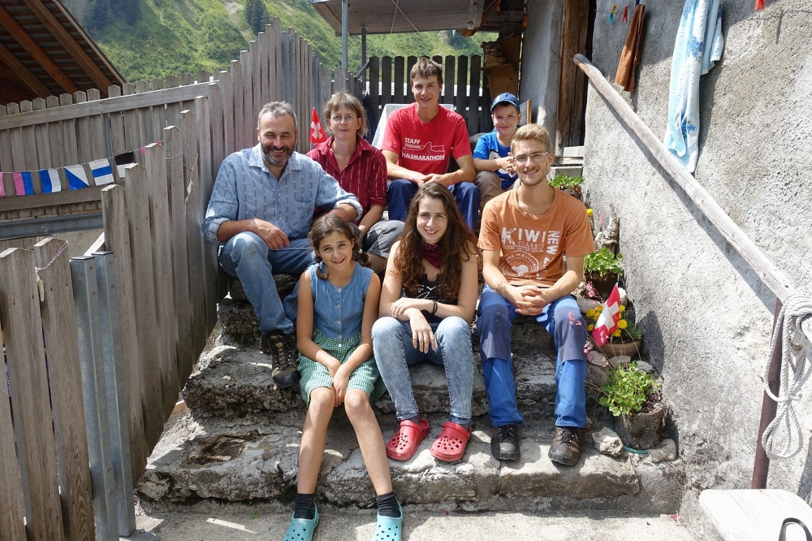Die Älplerfamilie Hansruedi, Christine Gertsch mit Neffe und ZiVi Julian