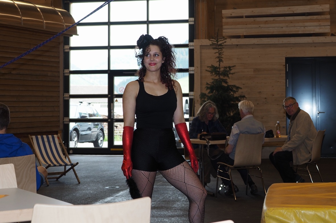 Die Akrobatin Leona Jakob.