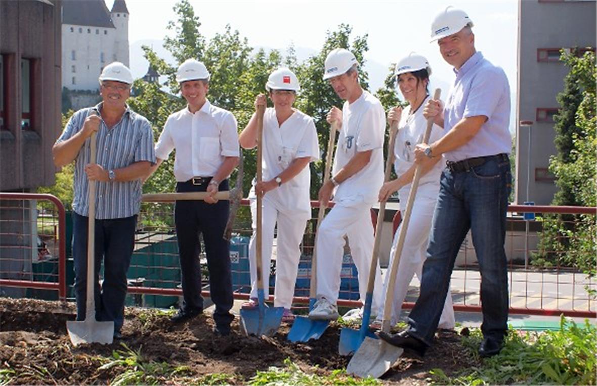 Die Akteure beim Spatenstich in Thun: Daniel Schumacher, örtlicher Bauleiter; Stefan Ihlenfeld, Gesamtleiter Iten+Brechbühl; Heidi Ineichen, Fachbereichsleiterin Notfall-Medizin; Dr.Ulrich Stoller, Chefarzt Medizin; Ulrike Schmidt,Stv. Fachbereichsleiterin Notfall-Chirurgie; Bruno Guggisberg, CEO STS.