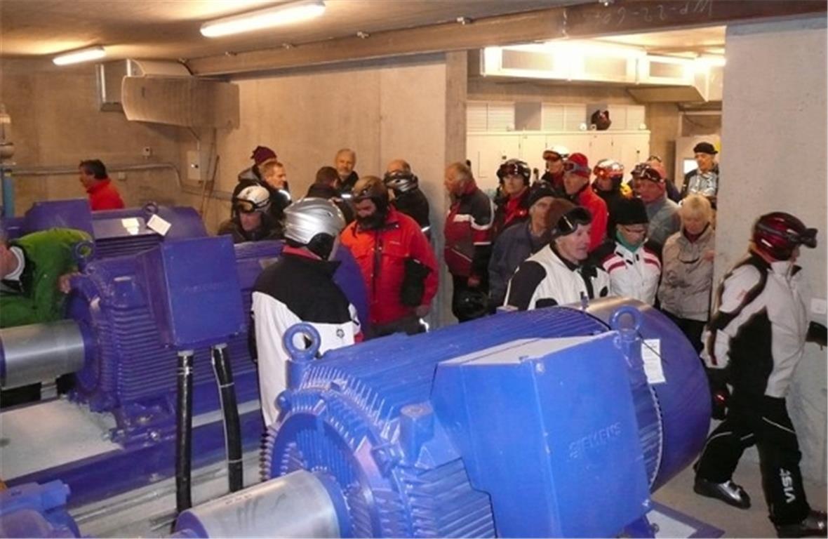 Die Aktionäre inspizieren die neue Pumpstation auf dem Hornberg.