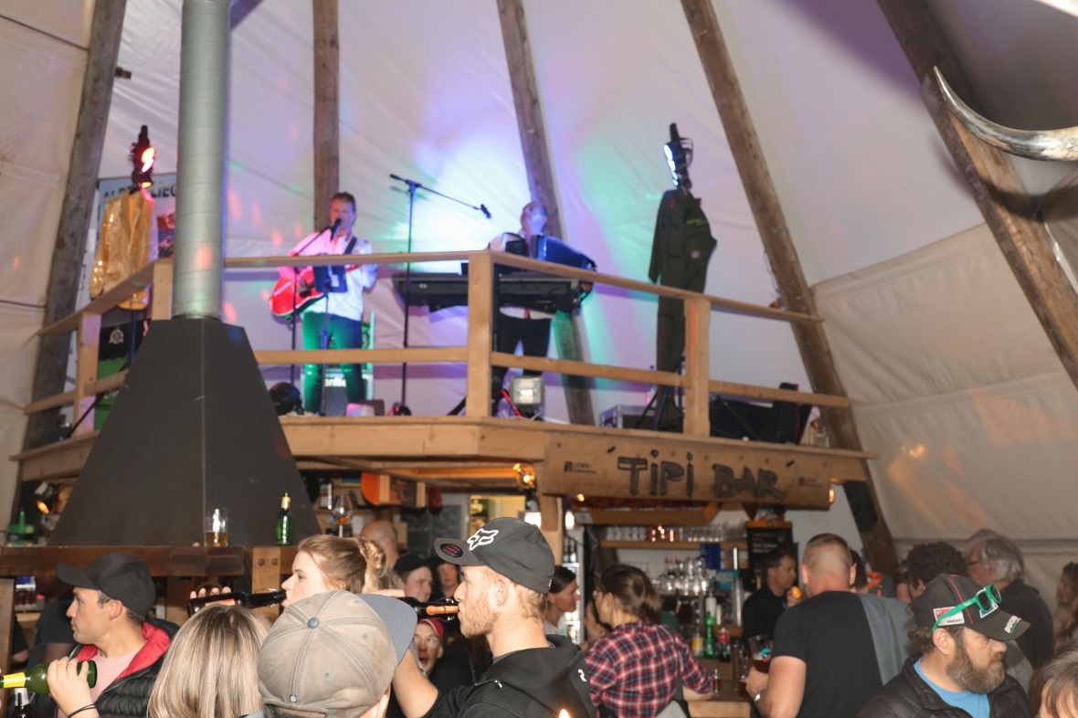 Die Alpenflieger sorgen für Stimmung im randvollen Tipi Zelt