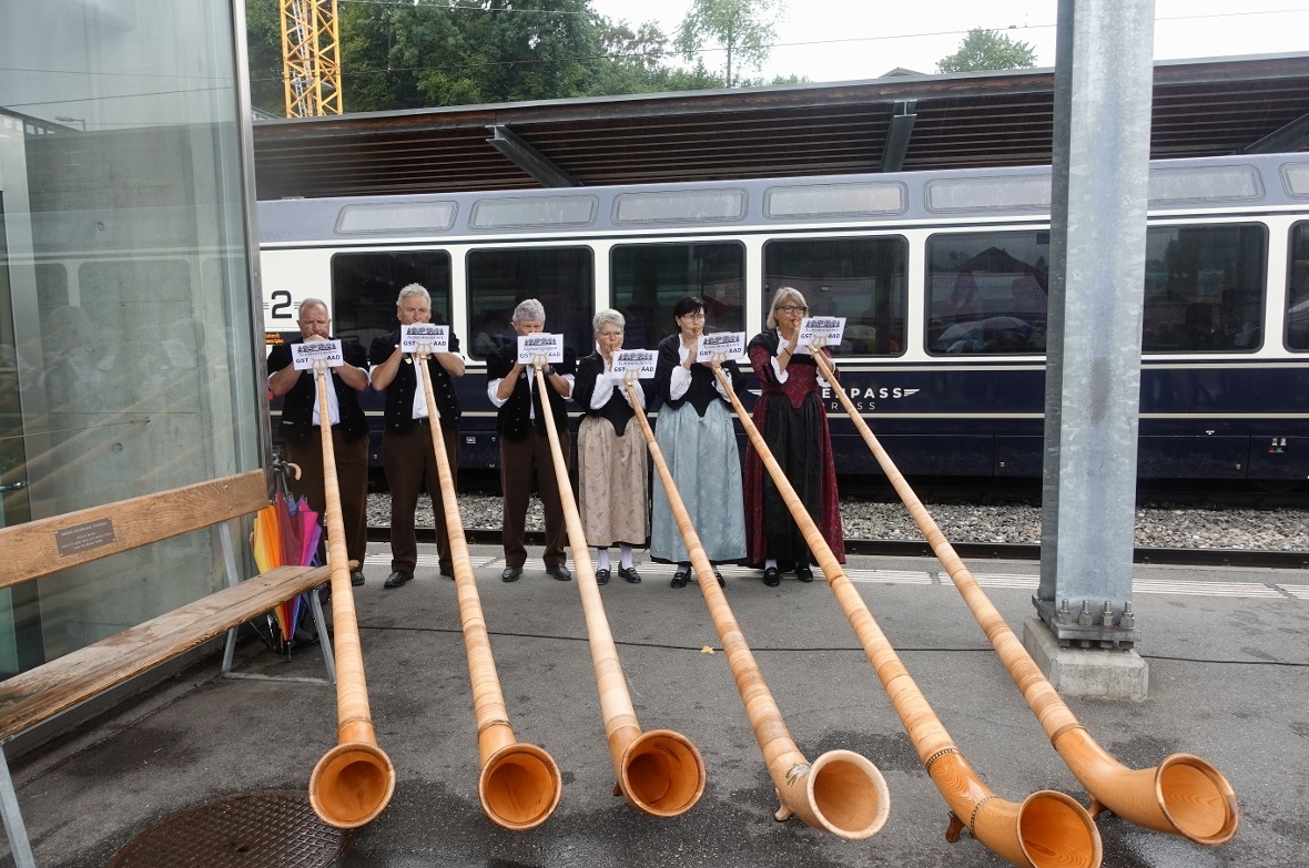 Die Alphorngruppe Gstaad begrüsste die ankommenden Gäste am Bahnhof.