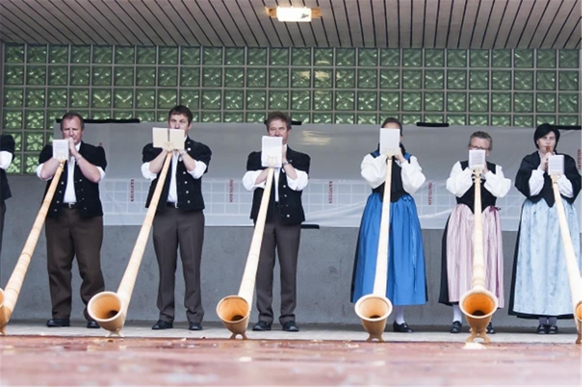 Die Alphorngruppe Gstaad/Saanenland spielte zur Eröffnung der 5. Zweisimmen Kult...