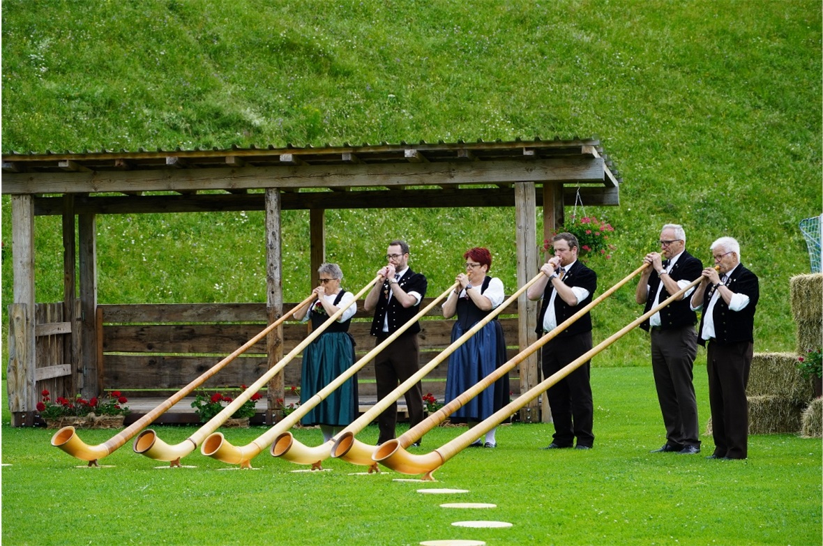 Die Alphorngruppe Mittagsfluh Boltigen spielte unter der Leitung von Klaus Meine...