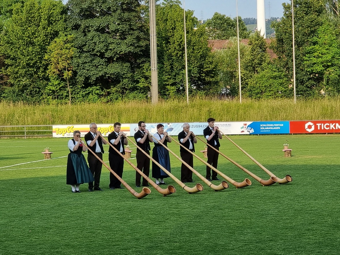 Die Alphorngruppe Mittagsfluh aus Boltigen spielte „Simmenwanderung“ am Samstaga...